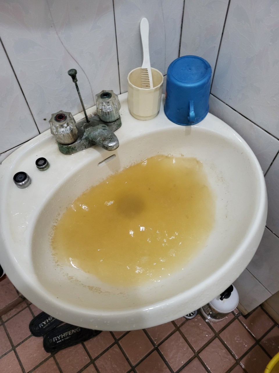 【台南洗水管】過濾蓮蓬頭「5個月黃炸」 專家籲「水塔、水管需先洗」