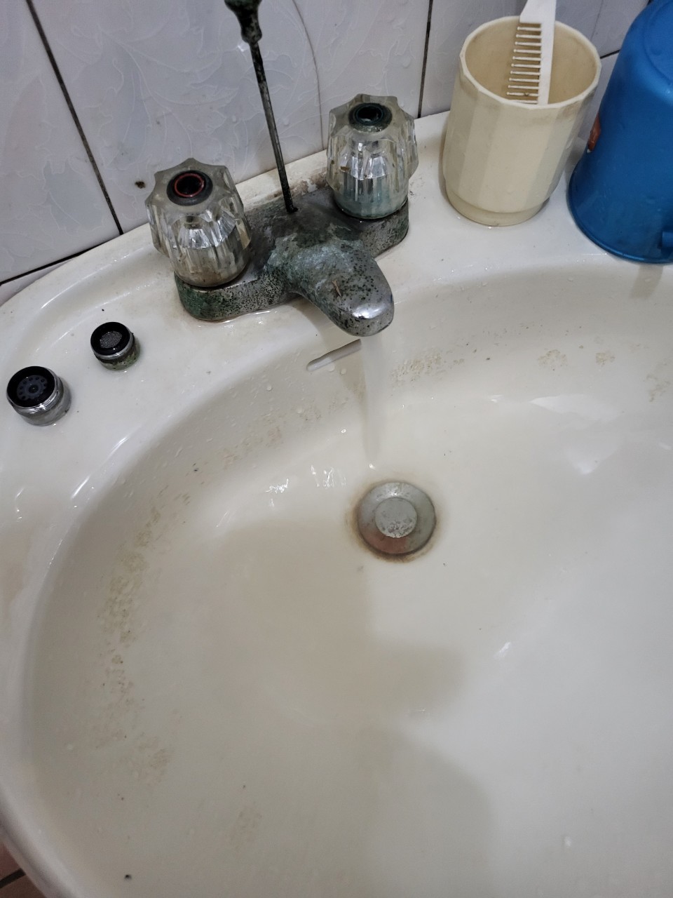 【台南洗水管】過濾蓮蓬頭「5個月黃炸」 專家籲「水塔、水管需先洗」